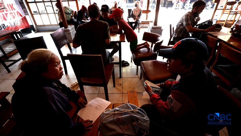 Warga mendatangi Posko Pengaduan Desil di Bumi Pospera, Jakarta, Senin (21/9/2026).