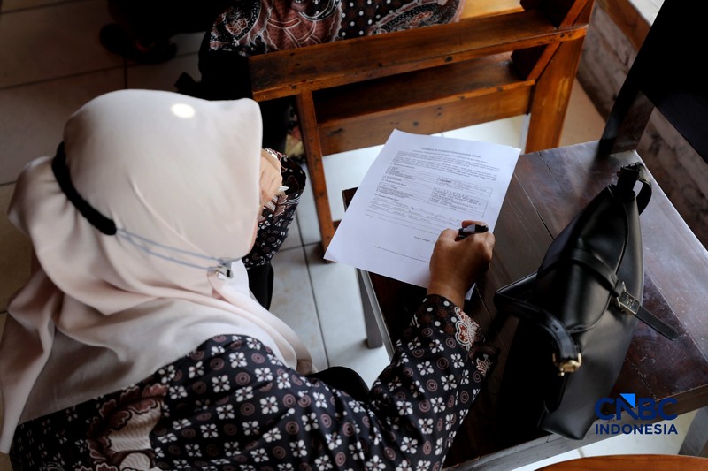 Warga mendatangi Posko Pengaduan Desil di Bumi Pospera, Jakarta, Senin (21/9/2026). (CNBC Indonesia/Tri Susilo)