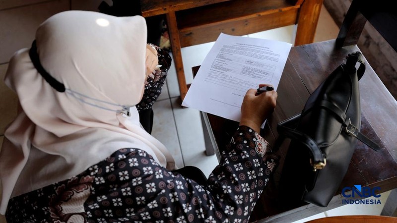 Warga mendatangi Posko Pengaduan Desil di Bumi Pospera, Jakarta, Senin (21/9/2026).