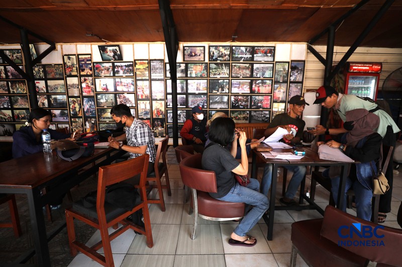 Warga mendatangi Posko Pengaduan Desil di Bumi Pospera, Jakarta, Senin (21/9/2026). (CNBC Indonesia/Tri Susilo)