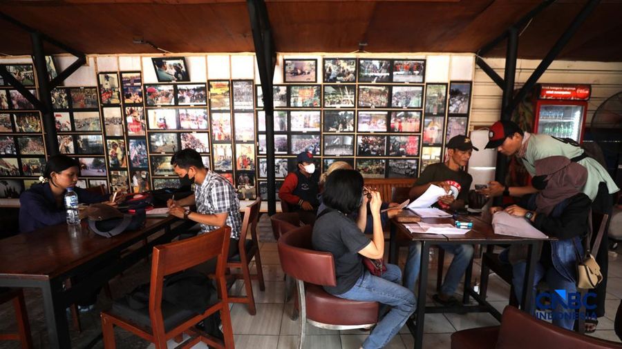 Warga mendatangi Posko Pengaduan Desil di Bumi Pospera, Jakarta, Senin (21/9/2026).