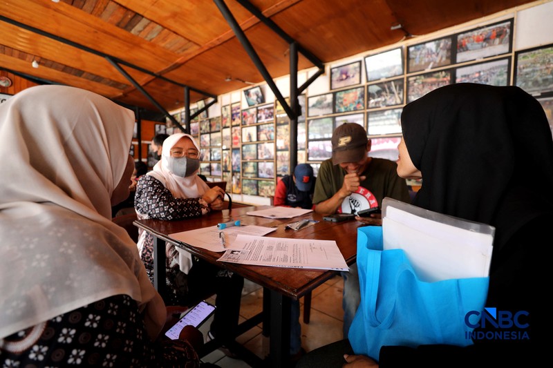 Warga mendatangi Posko Pengaduan Desil di Bumi Pospera, Jakarta, Senin (21/9/2026). (CNBC Indonesia/Tri Susilo)