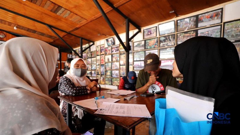 Warga mendatangi Posko Pengaduan Desil di Bumi Pospera, Jakarta, Senin (21/9/2026).