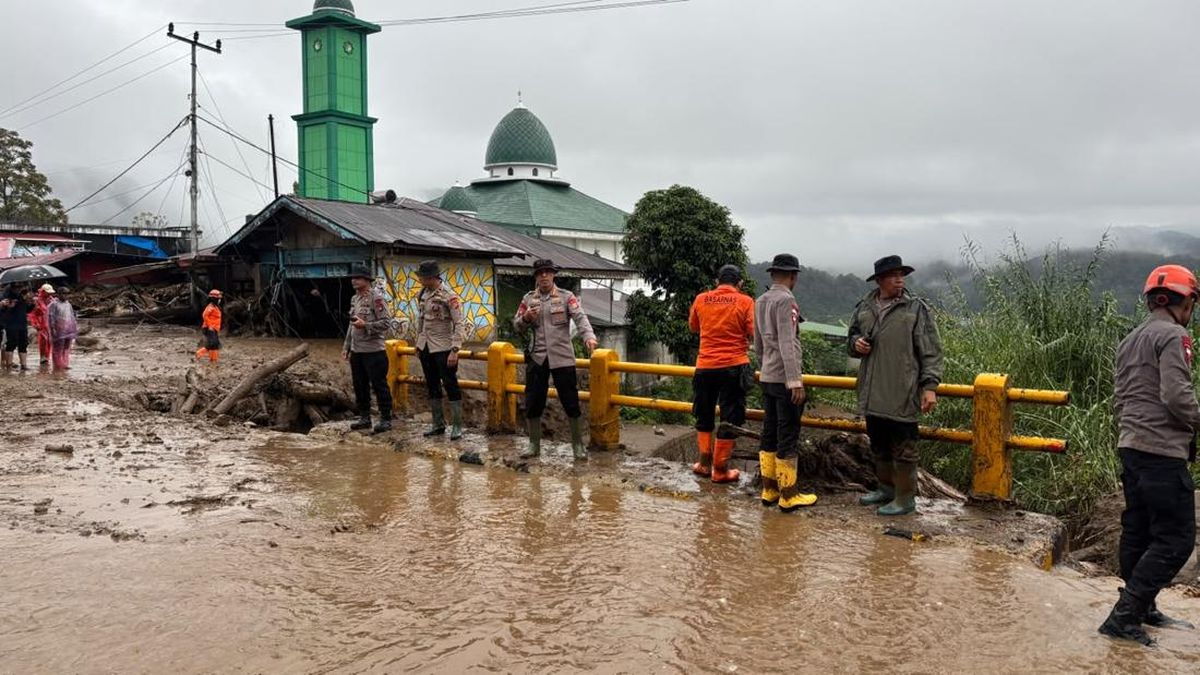 Brimob Polda Sumbar Turun Langsung Bantu Tangani Banjir Bandang di Solok
