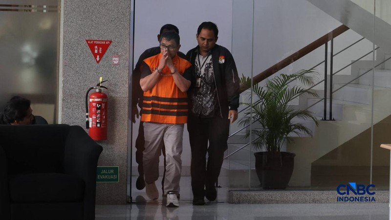 Bupati Kabupaten Bolaang Mongondow Utara (Bolmut),Sulawesi Utara Sirajudin Lasena mengenakan rompi oranye usai menjalani pemeriksaan terkait peristiwa tertangkap tangan terduga pelaku TPK pemerasan pemerintah Kabupaten Bolaang Wongondow Utara, Sulawesi Utara di Kawasan Gedung KPK, Jakarta, Selasa, (22/9/2026). (CNBC Indonesia/Muhammad Sabki)