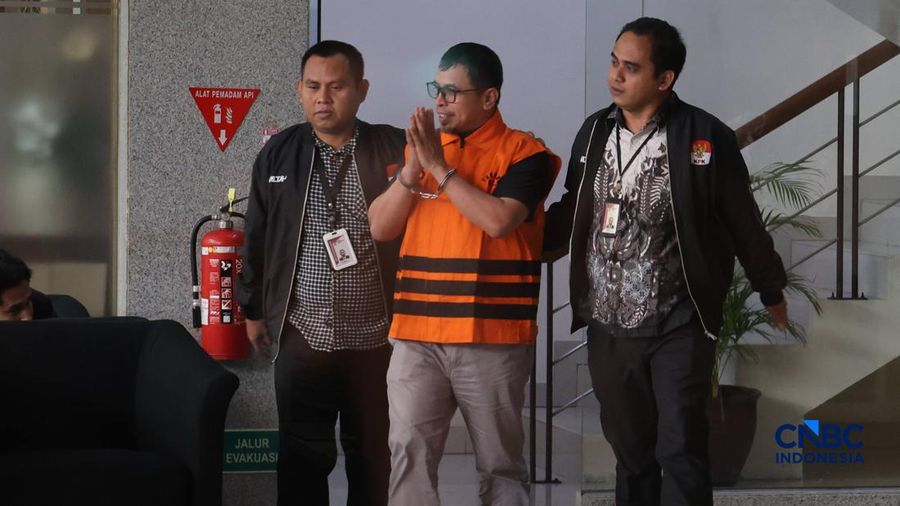 Bupati Kabupaten Bolaang Mongondow Utara (Bolmut),Sulawesi Utara Sirajudin Lasena mengenakan rompi oranye usai menjalani pemeriksaan terkait peristiwa tertangkap tangan terduga pelaku TPK pemerasan pemerintah Kabupaten Bolaang Wongondow Utara, Sulawesi Utara di Kawasan Gedung KPK, Jakarta, Selasa, (22/9/2026). (CNBC Indonesia/Muhammad Sabki)