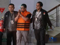 Penampakan Bupati Bolmut Sirajudin Lasena Pakai Rompi Oranye KPK