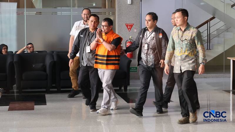Bupati Kabupaten Bolaang Mongondow Utara (Bolmut),Sulawesi Utara Sirajudin Lasena mengenakan rompi oranye usai menjalani pemeriksaan terkait peristiwa tertangkap tangan terduga pelaku TPK pemerasan pemerintah Kabupaten Bolaang Wongondow Utara, Sulawesi Utara di Kawasan Gedung KPK, Jakarta, Selasa, (22/9/2026). (CNBC Indonesia/Muhammad Sabki)