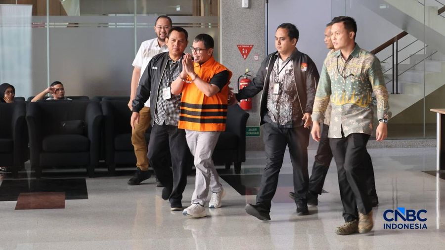 Bupati Kabupaten Bolaang Mongondow Utara (Bolmut),Sulawesi Utara Sirajudin Lasena mengenakan rompi oranye usai menjalani pemeriksaan terkait peristiwa tertangkap tangan terduga pelaku TPK pemerasan pemerintah Kabupaten Bolaang Wongondow Utara, Sulawesi Utara di Kawasan Gedung KPK, Jakarta, Selasa, (22/9/2026). (CNBC Indonesia/Muhammad Sabki)