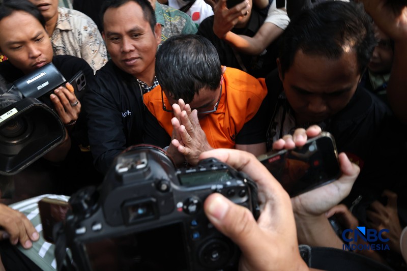 Bupati Kabupaten Bolaang Mongondow Utara (Bolmut),Sulawesi Utara Sirajudin Lasena mengenakan rompi oranye usai menjalani pemeriksaan terkait peristiwa tertangkap tangan terduga pelaku TPK pemerasan pemerintah Kabupaten Bolaang Wongondow Utara, Sulawesi Utara di Kawasan Gedung KPK, Jakarta, Selasa, (22/9/2026). (CNBC Indonesia/Muhammad Sabki)