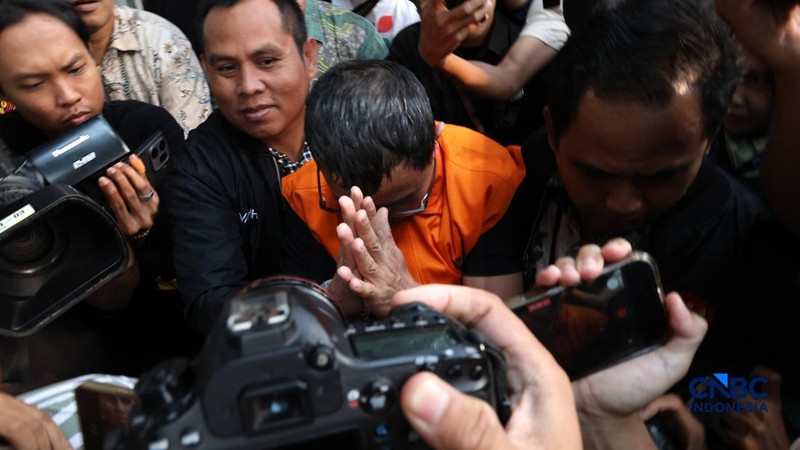 Bupati Kabupaten Bolaang Mongondow Utara (Bolmut),Sulawesi Utara Sirajudin Lasena mengenakan rompi oranye usai menjalani pemeriksaan terkait peristiwa tertangkap tangan terduga pelaku TPK pemerasan pemerintah Kabupaten Bolaang Wongondow Utara, Sulawesi Utara di Kawasan Gedung KPK, Jakarta, Selasa, (22/9/2026). (CNBC Indonesia/Muhammad Sabki)