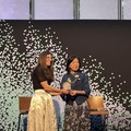 Chief Investment OfficerCo-Develop, Lindsey Crumbaugh menyerahkan penghargaan kepada Deputi Gubernur Bank Indonesia, Filianingsih Hendarta yang mewakili Indonesia dalam rangkaian 50-in-5 Milestone Event pada Sidang Majelis Umum Perserikatan Bangsa-Ba