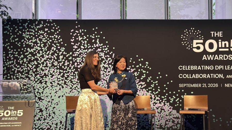 Chief Investment OfficerCo-Develop, Lindsey Crumbaugh menyerahkan penghargaan kepada Deputi Gubernur Bank Indonesia, Filianingsih Hendarta yang mewakili Indonesia dalam rangkaian 50-in-5 Milestone Event pada Sidang Majelis Umum Perserikatan Bangsa-Ba