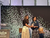 Chief Investment OfficerCo-Develop, Lindsey Crumbaugh menyerahkan penghargaan kepada Deputi Gubernur Bank Indonesia, Filianingsih Hendarta yang mewakili Indonesia dalam rangkaian 50-in-5 Milestone Event pada Sidang Majelis Umum Perserikatan Bangsa-Ba