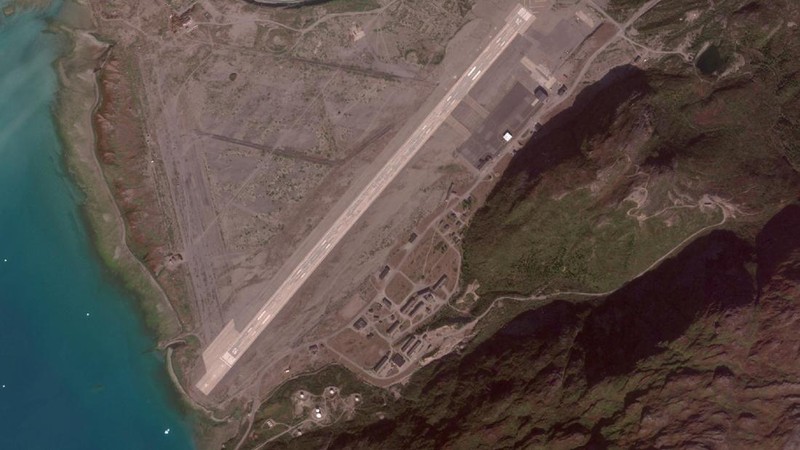 Citra satelit menunjukkan tampilan jarak dekat dari lokasi di mana AS dilaporkan berencana untuk membuka pangkalan militer, di Mestersvig, Taman Nasional Greenland Timur Laut, Greenland. ((PLANET LABS PBC/Handout via REUTERS)