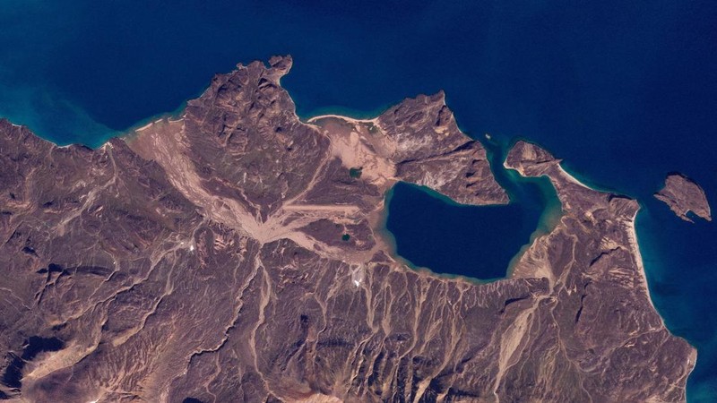 Citra satelit menunjukkan tampilan jarak dekat dari lokasi di mana AS dilaporkan berencana untuk membuka pangkalan militer, di Mestersvig, Taman Nasional Greenland Timur Laut, Greenland. ((PLANET LABS PBC/Handout via REUTERS)