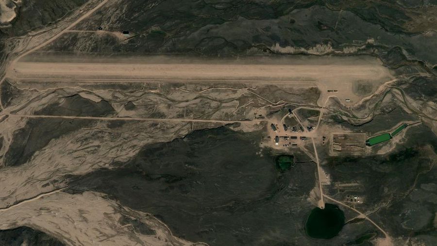 Citra satelit menunjukkan tampilan jarak dekat dari lokasi di mana AS dilaporkan berencana untuk membuka pangkalan militer, di Mestersvig, Taman Nasional Greenland Timur Laut, Greenland. (Pléiades © CNES 2026, Distribution Airbus DS/Handout via REUTERS)