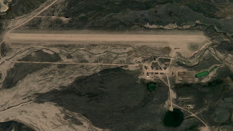 Citra satelit menunjukkan tampilan jarak dekat dari lokasi di mana AS dilaporkan berencana untuk membuka pangkalan militer, di Mestersvig, Taman Nasional Greenland Timur Laut, Greenland. (Pléiades © CNES 2026, Distribution Airbus DS/Handout via REUTERS)