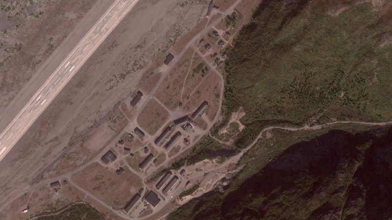 Citra satelit menunjukkan tampilan jarak dekat dari lokasi di mana AS dilaporkan berencana untuk membuka pangkalan militer, di Mestersvig, Taman Nasional Greenland Timur Laut, Greenland. ((PLANET LABS PBC/Handout via REUTERS)