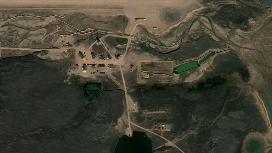 Citra satelit menunjukkan tampilan jarak dekat dari lokasi di mana AS dilaporkan berencana untuk membuka pangkalan militer, di Mestersvig, Taman Nasional Greenland Timur Laut, Greenland. (Pléiades © CNES 2026, Distribution Airbus DS/Handout via REUTERS)