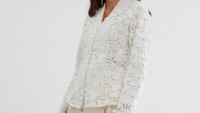 Mau Pakai Batik Tanpa Terlihat Kaku? Padukan dengan Blouse Putih Ini