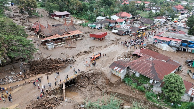 Dampak banjir bandang akibat hujan lebat di Solok, Sumatra Barat, Selasa (22/9/2026). (REUTERS/Wawan Kurniawan)