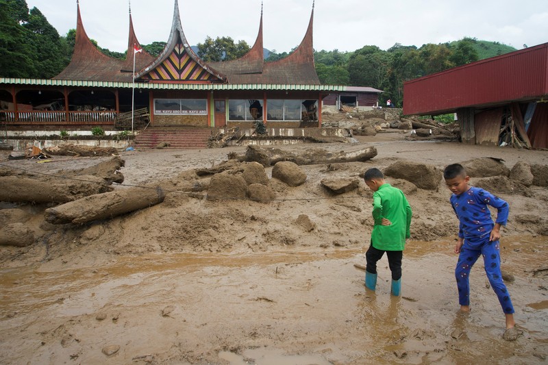 Dampak banjir bandang akibat hujan lebat di Solok, Sumatra Barat, Selasa (22/9/2026). (REUTERS/Wawan Kurniawan)