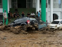 Penampakan Horor di Solok Usai Digulung Banjir Bandang-Mobil Numpuk