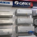 Deretan AC di toko elektronik yang berlokasi di Pasar Ciputat, Selasa (22/9/2026). (CNBC Indonesia/Ferry Sandi)