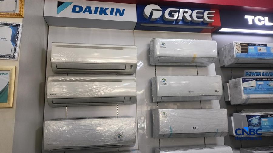Deretan AC di toko elektronik yang berlokasi di Pasar Ciputat, Selasa (22/9/2026). (CNBC Indonesia/Ferry Sandi)