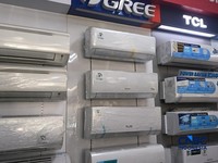 Deretan AC di toko elektronik yang berlokasi di Pasar Ciputat, Selasa (22/9/2026). (CNBC Indonesia/Ferry Sandi)