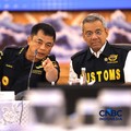 Direktur Jenderal Bea dan Cukai, Djaka Budhi Utama berbincang dengan Menteri Keuangan (Menkeu) Suahasil Nazara saat menyampaikan pemaparan dalam Konferensi Pers Penindakan Impor Ilegal Beras, Garam, dan Balpres di Kantor Pusat Bea Cukai, Jakarta, Sel