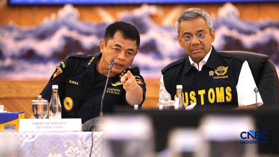 Direktur Jenderal Bea dan Cukai, Djaka Budhi Utama berbincang dengan Menteri Keuangan (Menkeu) Suahasil Nazara saat menyampaikan pemaparan dalam Konferensi Pers Penindakan Impor Ilegal Beras, Garam, dan Balpres di Kantor Pusat Bea Cukai, Jakarta, Sel