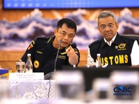 Direktur Jenderal Bea dan Cukai, Djaka Budhi Utama berbincang dengan Menteri Keuangan (Menkeu) Suahasil Nazara saat menyampaikan pemaparan dalam Konferensi Pers Penindakan Impor Ilegal Beras, Garam, dan Balpres di Kantor Pusat Bea Cukai, Jakarta, Sel
