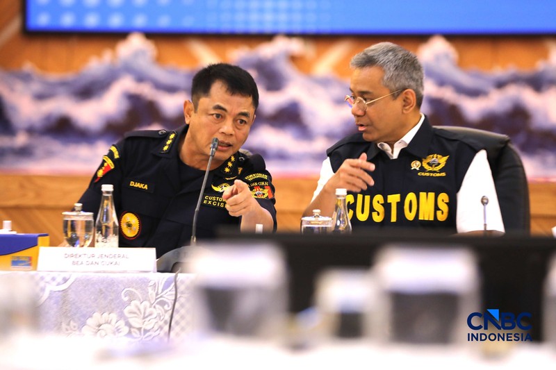 Menteri Keuangan (Menkeu), Suahasil Nazara dan Menteri Pertanian (Mentan), Andi Amran Sulaiman membongkar secara langsung barang bukti barang impor beras dalam Konferensi Pers Penindakan Impor Ilegal di Kantor Pusat Bea Cukai, Jakarta, Selasa (22/9/2026). (CNBC Indonesia/Tri Susilo)