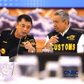 Direktur Jenderal Bea dan Cukai, Djaka Budhi Utama berbincang dengan Menteri Keuangan (Menkeu) Suahasil Nazara saat menyampaikan pemaparan dalam Konferensi Pers Penindakan Impor Ilegal Beras, Garam, dan Balpres di Kantor Pusat Bea Cukai, Jakarta, Sel