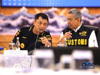 Direktur Jenderal Bea dan Cukai, Djaka Budhi Utama berbincang dengan Menteri Keuangan (Menkeu) Suahasil Nazara saat menyampaikan pemaparan dalam Konferensi Pers Penindakan Impor Ilegal Beras, Garam, dan Balpres di Kantor Pusat Bea Cukai, Jakarta, Sel