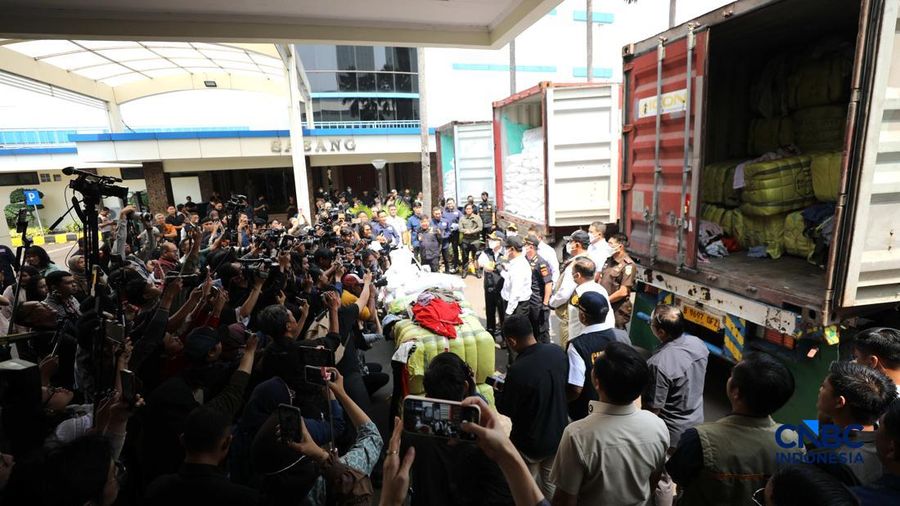 Direktur Jenderal Bea dan Cukai, Djaka Budhi Utama, Menteri Keuangan (Menkeu), Suahasil Nazara, dan Menteri Pertanian (Mentan), Andi Amran Sulaiman membongkar kontainer dalam Konferensi Pers Penindakan Impor Ilegal Beras, Garam, dan Balpres di Kantor