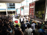 Direktur Jenderal Bea dan Cukai, Djaka Budhi Utama, Menteri Keuangan (Menkeu), Suahasil Nazara, dan Menteri Pertanian (Mentan), Andi Amran Sulaiman membongkar kontainer dalam Konferensi Pers Penindakan Impor Ilegal Beras, Garam, dan Balpres di Kantor