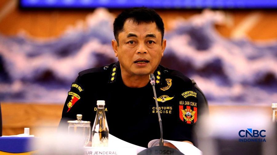 Direktur Jenderal Bea dan Cukai, Djaka Budhi Utama saat menyampaikan pemaparan dalam Konferensi Pers Penindakan Impor Ilegal Beras, Garam, dan Balpres di Kantor Pusat Bea Cukai, Jakarta, Selasa (22/9/2026). (CNBC Indonesia/Tri Susilo)