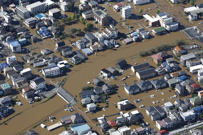 Petugas penyelamat melakukan operasi pencarian dan penyelamatan terhadap seseorang yang hilang di sebuah rumah yang tertimpa tanah longsor akibat Topan Dujuan di Miura, Prefektur Kanagawa, Jepang, pada 22 September 2026, dalam foto yang diambil oleh Kyodo ini. (Mandatory credit Kyodo/via REUTERS)