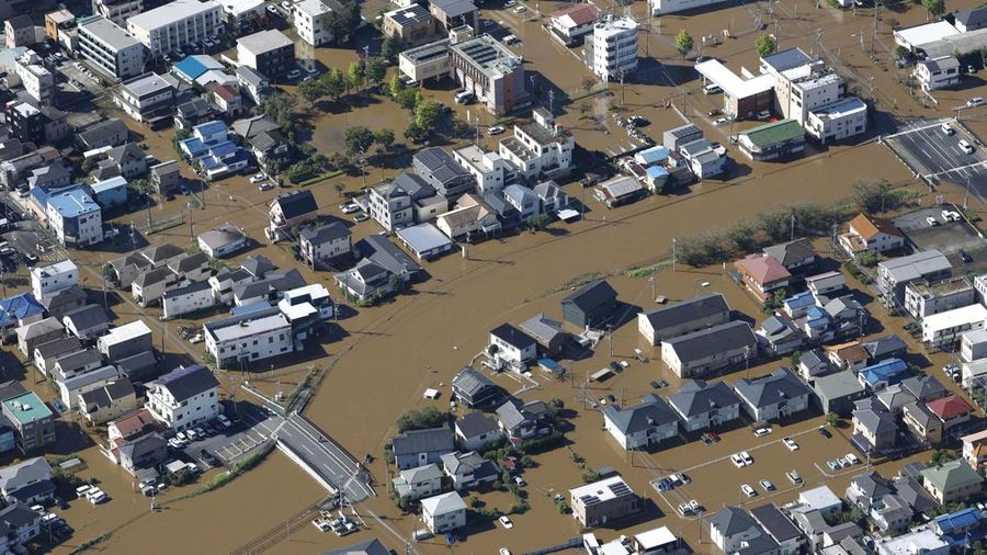 Foto udara yang diambil oleh Kyodo ini memperlihatkan kawasan permukiman yang terendam banjir akibat hujan deras yang disebabkan oleh Topan Dujuan di Sakura, Prefektur Chiba, Jepang, pada 22 September 2026.