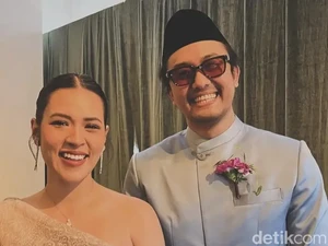 Pesona Anggun Raisa Pakai Kebaya One Shoulder di Pernikahan Mario Caesar