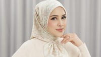 Hijab Segi Empat Voile atau Embossed? Cek Beda Bahan Sebelum Checkout 