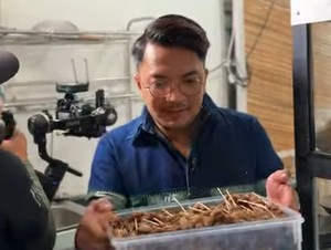 Ihsan Tarore Jualan Sate Maranggi, Harganya Mulai Rp55 Ribuan!