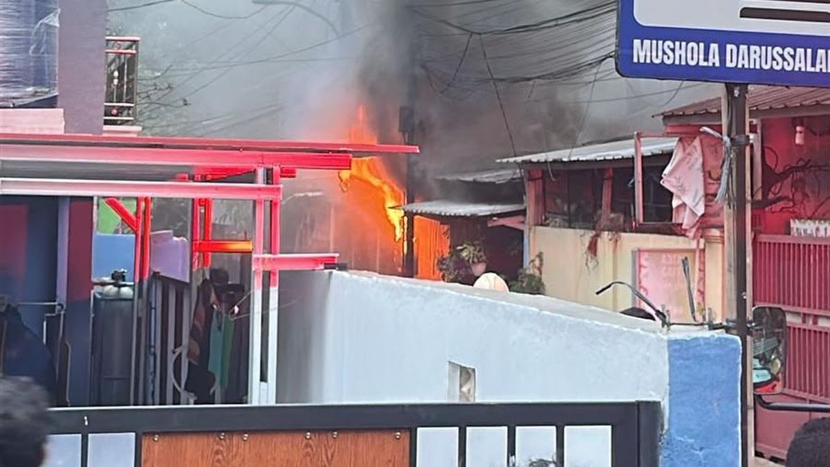 Kebakaran Rumah di Ciracas, 16 Mobil Damkar ke TKP