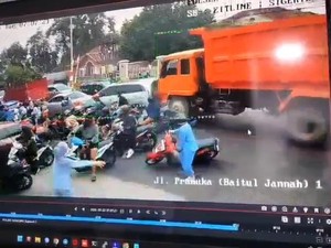 Dump Truk Tabrak Tiga Kendaraan di Bandar Lampung