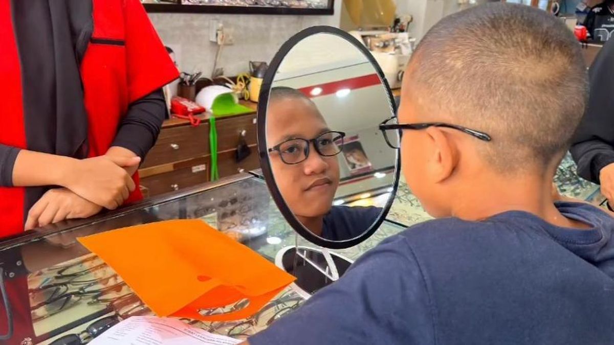 Seskab Teddy Fasilitasi Pemeriksaan Mata Siswa Sekolah Rakyat