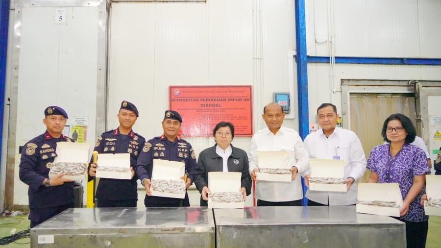 Kementerian Kelautan dan Perikanan (KKP) mengamankan sebanyak 1.048 ton udang impor yang diduga tidak sesuai peruntukan dan tersebar di sejumlah wilayah Jawa Timur.