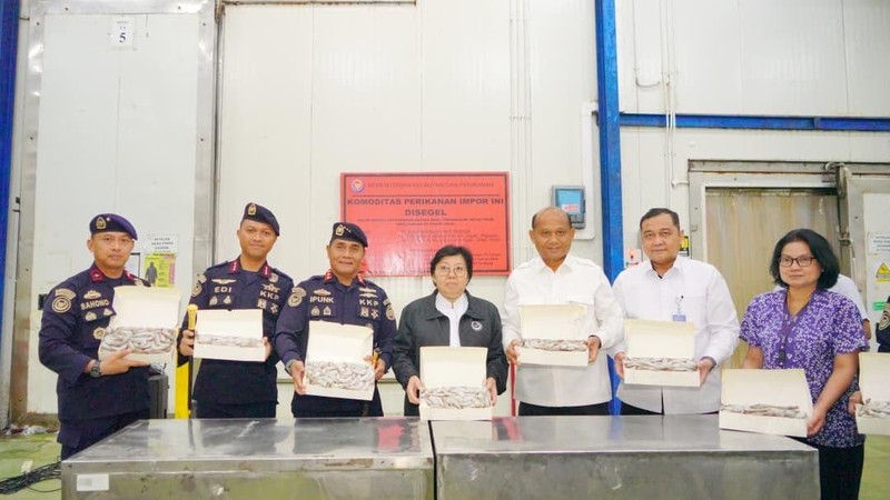 Kementerian Kelautan dan Perikanan (KKP) mengamankan sebanyak 1.048 ton udang impor yang diduga tidak sesuai peruntukan dan tersebar di sejumlah wilayah Jawa Timur.